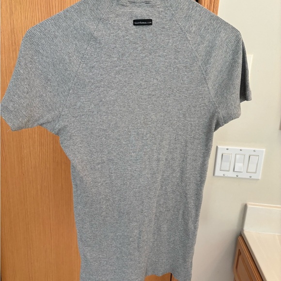 Honolulu Tight T-Shirt - Size Small - Picture 5 of 6
